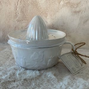 Southern Living measuring cup with juicer 🍊